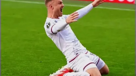 斯特林惊人倒地引热议：点球判罚成焦点